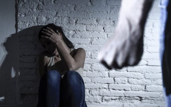 Ενδοοικογενειακή βία στον Βόλο: Την κρατούσε έγκλειστη με το παιδί τους σπίτι – Την κακοποιούσε καθημερινά