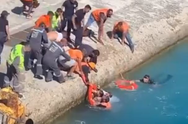 Γυναίκα έπεσε στο λιμάνι της Τήνου – Πλήρωμα και λιμενικοί την έσωσαν | tanea.gr