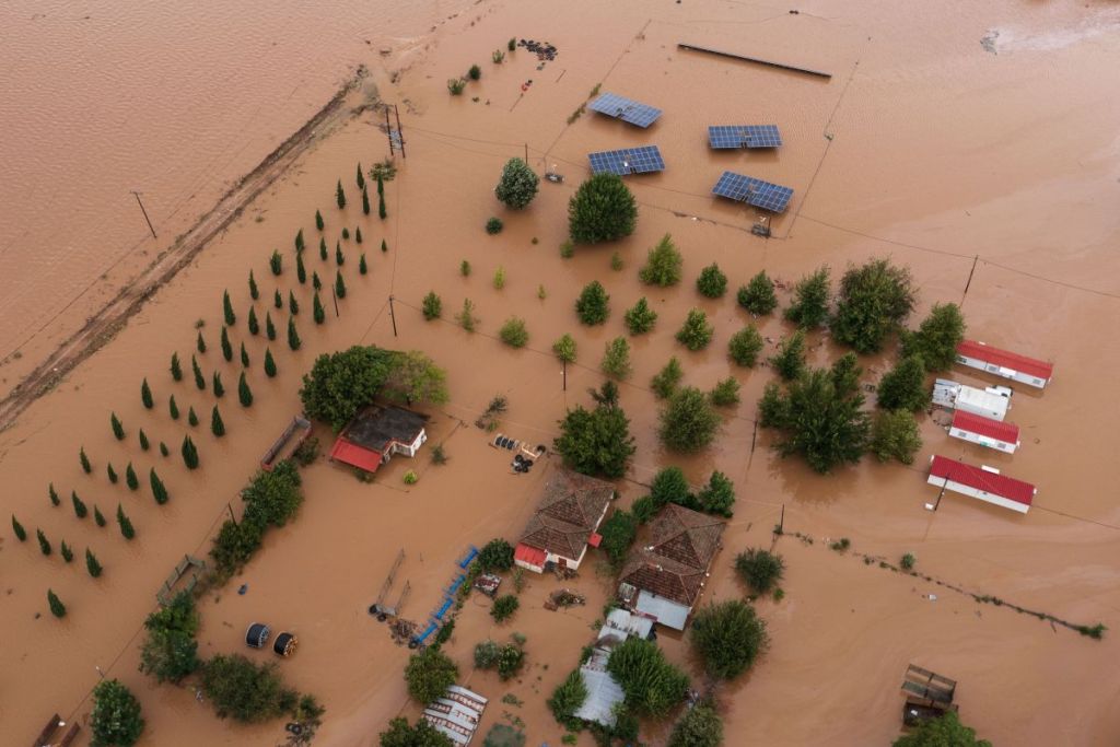 Κακοκαιρία Daniel: Εγκλωβισμένοι, αγνοούμενοι και φόβοι για νεκρούς στα πλημμυρισμένα χωριά – Ανησυχία για τον Πηνειό