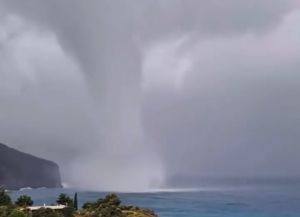 Υδροστρόβιλος σχηματίστηκε σε παραλία στην Εύβοια