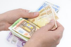 Tον Δεκέμβριο η καταβολή των 150 ευρώ σε νέους 18 και 19 ετών