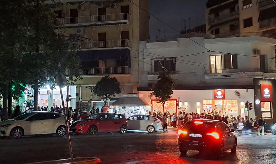 Κοσμοσυρροή για ένα τσάμπα πιάτο μακαρόνια – Εκλεισαν δρόμοι από τις ουρές