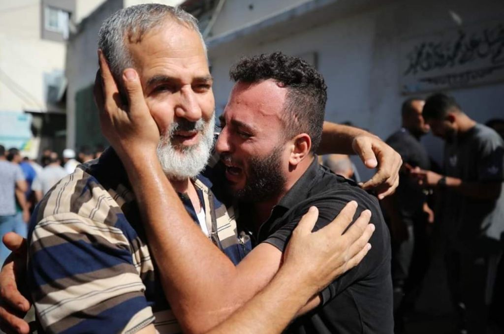 Πόλεμος Ισραήλ – Χαμάς: Οδοιπορικό του BBC στο Κφαρ Αζά όπου δεκάδες άνθρωποι σφαγιάστηκαν