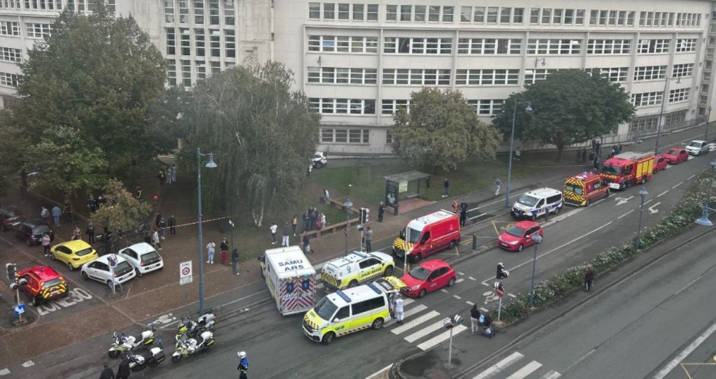 Γαλλία: Εκκενώθηκε το σχολείο που δολοφονήθηκε καθηγητής λόγω απειλής για βόμβα
