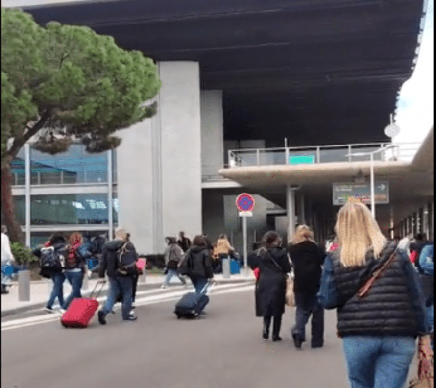 Γαλλία: Εκκενώθηκαν ξανά τέσσερα αεροδρόμια