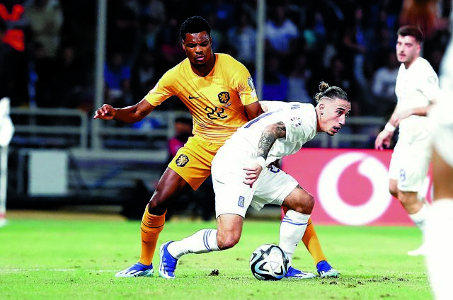 Κερκίδα… ερμητικά κλειστή και αγωνιστικός χώρος «χωράφι»