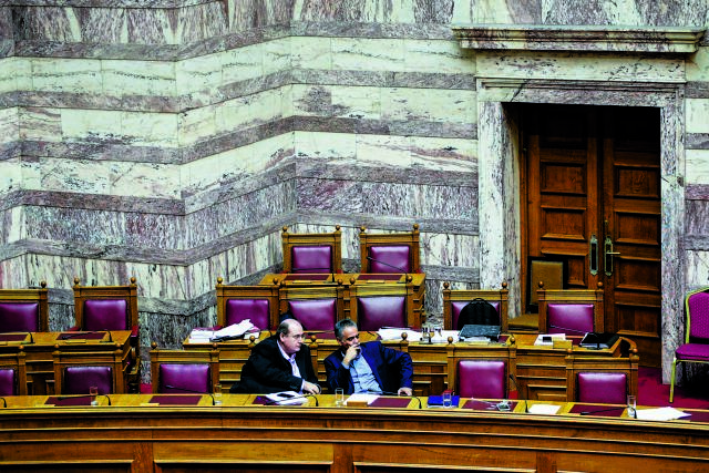 Σκληρό πόκερ μπροστά στη ρήξη