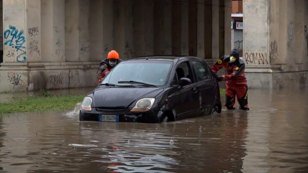 Forte maltempo nel nord Italia – Il Lago di Como esonda, le strade sono allagate