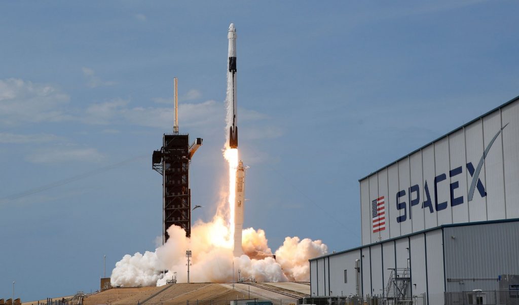 SpaceX: Πόσο πιθανό είναι οι δορυφόροι του Ελον Μασκ να πέσουν στα κεφάλια μας – Τι λέει έκθεση