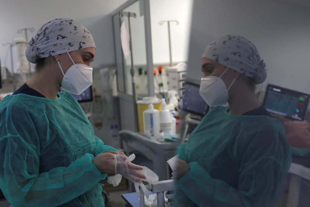 Κοροναϊός: Ακόμα 50 θάνατοι και 1.065 νέες νοσηλείες σε μια εβδομάδα