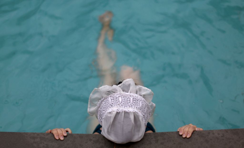 Αναστάτωση στα ιαματικά λουτρά – Λουόμενοι μπούκαραν γυμνοί