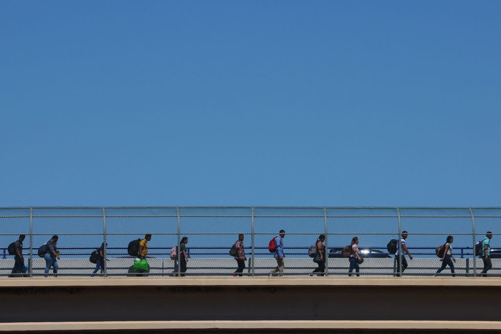 H «κωλοτούμπα» του Τζο Μπάιντεν στο αντιμεταναστευτικό τείχος