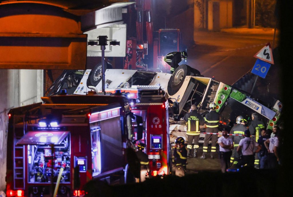 Τραγωδία στην Βενετία: Καρέ καρέ η στιγμή που το λεωφορείο πέφτει από τη γέφυρα