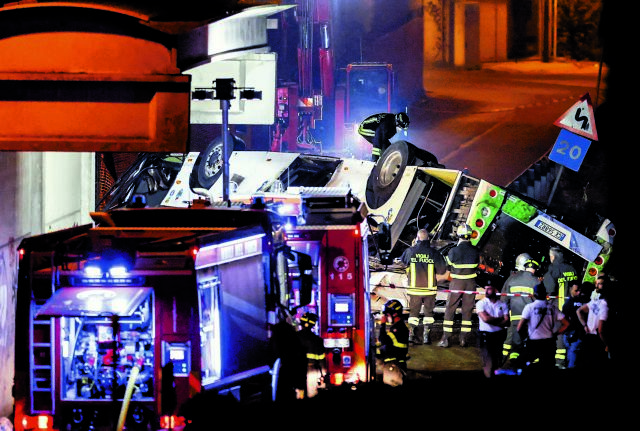 Αναζητούν στοιχεία στο «μαύρο κουτί» του μοιραίου πούλμαν