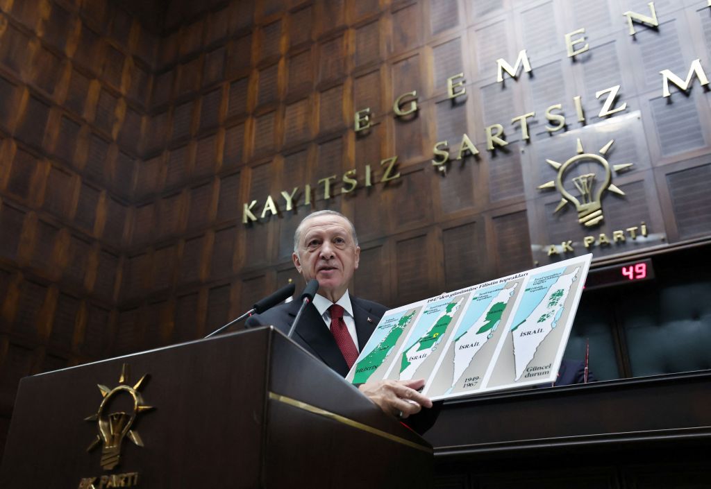 «Δεν έχει νερό η Γάζα και στέλνεις αεροπλανοφόρα;»