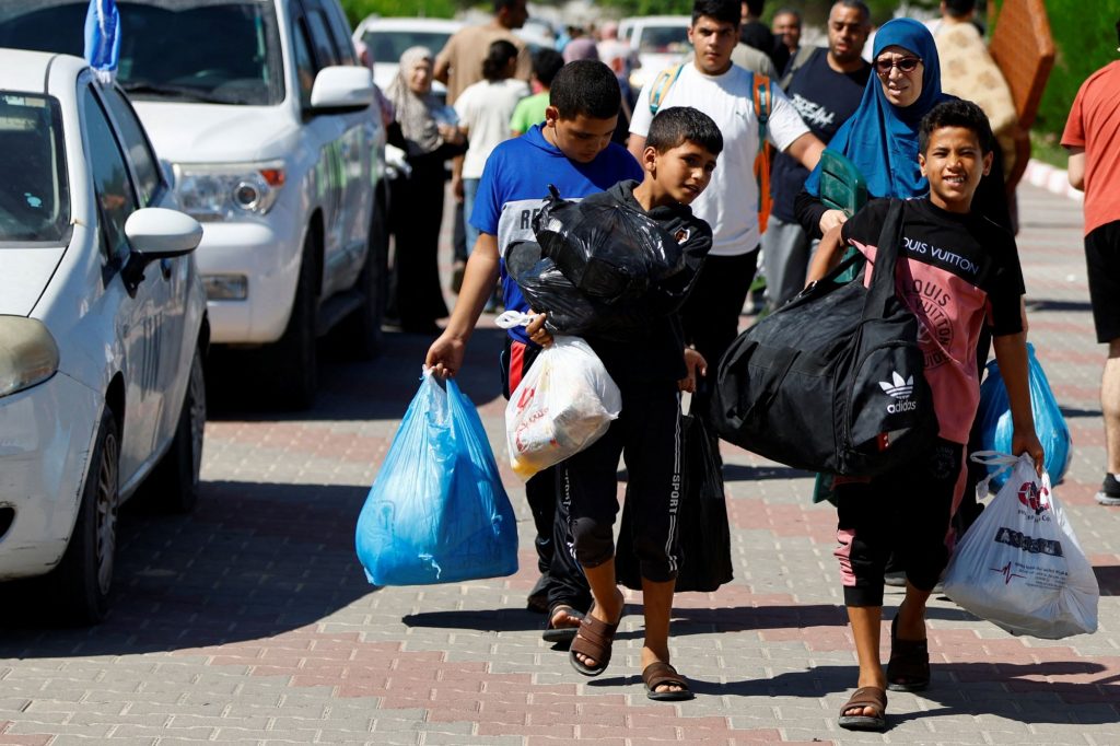 Γάζα: Χιλιάδες μπήκαν στις αποθήκες του ΟΗΕ για λίγο αλεύρι και είδη υγιεινής