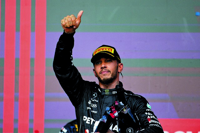 Στα κόκκινα της Ferrari ντύνεται ο Χάμιλτον