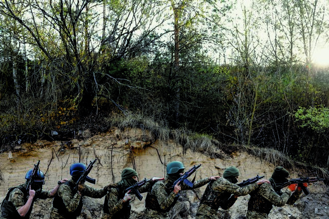 Εντείνονται οι μάχες στην Ουκρανία, ενώ ο κόσμος κοιτάζει αλλού