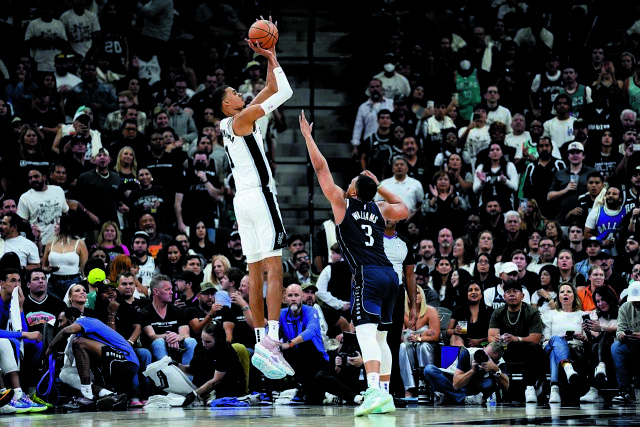 Δίνει «πληρωμένες» απαντήσεις