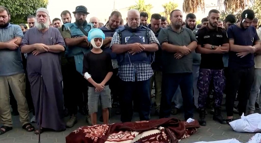 Γάζα: Θρήνος στην κηδεία της οικογένειας του δημοσιογράφου του Al Jazeera