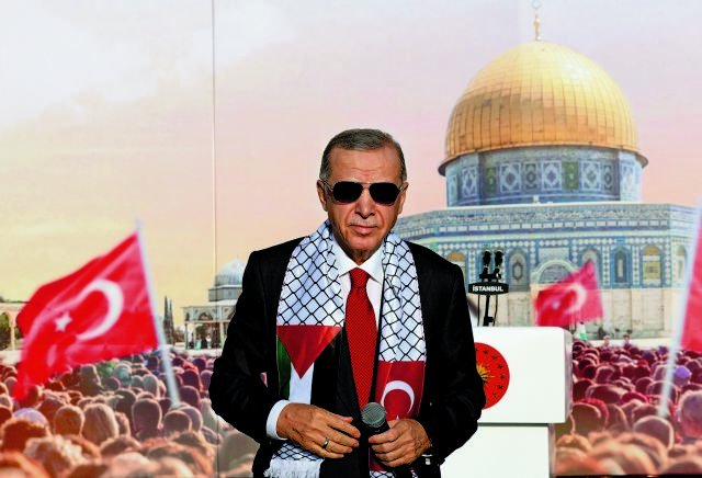 Φόρεσε τη στολή του υπερασπιστή των Παλαιστινίων