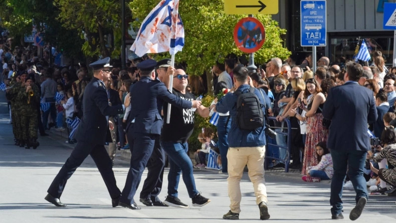 Παρατράγουδα στην παρέλαση της Λάρισας: Άνδρας εισέβαλε με αιματοβαμένη σημαία του Ισραήλ