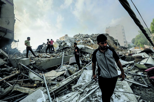 Το δράμα των ομήρων κρίνει τη χερσαία εισβολή