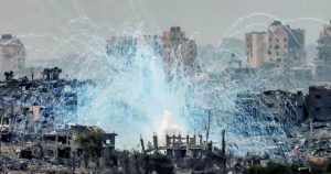 Γράφουν και σβήνουν πάνω στα ερείπια της Γάζας