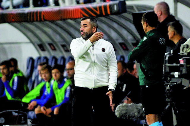 Οι οκτώ απόντες και ο ανήφορος