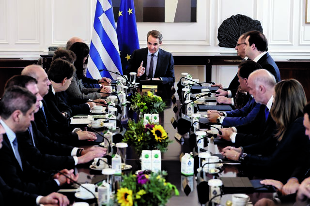 Μητσοτάκης: «Να βουτάμε τη γλώσσα στο μυαλό και μετά να μιλάμε»