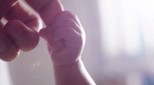 Μητέρα κατηγορεί ιερέα ότι κακομεταχειρίστηκε το παιδί της: «Πίεζε κάτω το παιδί σαν άψυχη κούκλα»