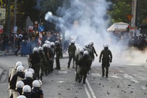 Επεισόδια από οπαδούς του Αγιαξ στη Νέα Φιλαδέλφεια – Επεσαν δακρυγόνα