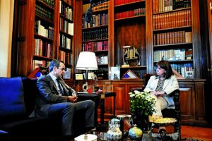 «Γείωση» στην εκλογολογία και τον ανασχηματισμό