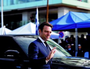 Κινήσεις εξωστρέφειας κάτω από εμφυλιοπολεμικά πυρά