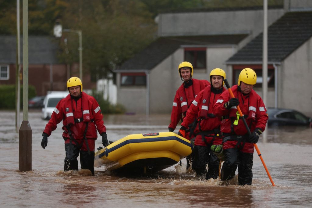 Πλημμύρες στη Βρετανία: «Πνίγηκε» η Σκωτία – Νεκρή 57χρονη