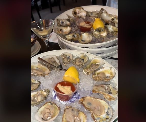 ΗΠΑ: Γυναίκα βγήκε ραντεβού και έφαγε 48 στρείδια – Η αντίδραση του φίλου της