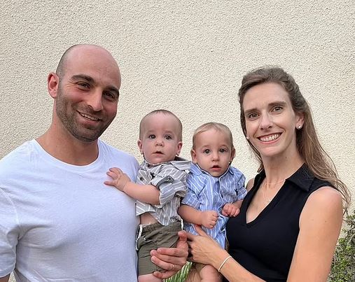 Ισραήλ: Αυτά είναι τα δίδυμα που βρέθηκαν 12 ώρες αφότου η Χαμάς σκότωσε τους γονείς τους