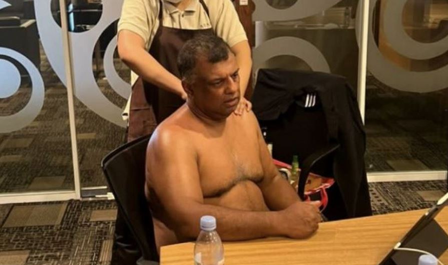 Σάλος με το αφεντικό της AirAsia – Ημίγυμνος, του κάνουν μασάζ κατά τη διάρκεια τηλεδιάσκεψης