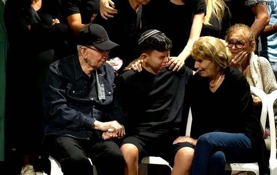 Ισραήλ: Ο συγκλονιστικός αποχαιρετισμός 12χρονου που έχασε την οικογένειά του από την επίθεση της Χαμάς