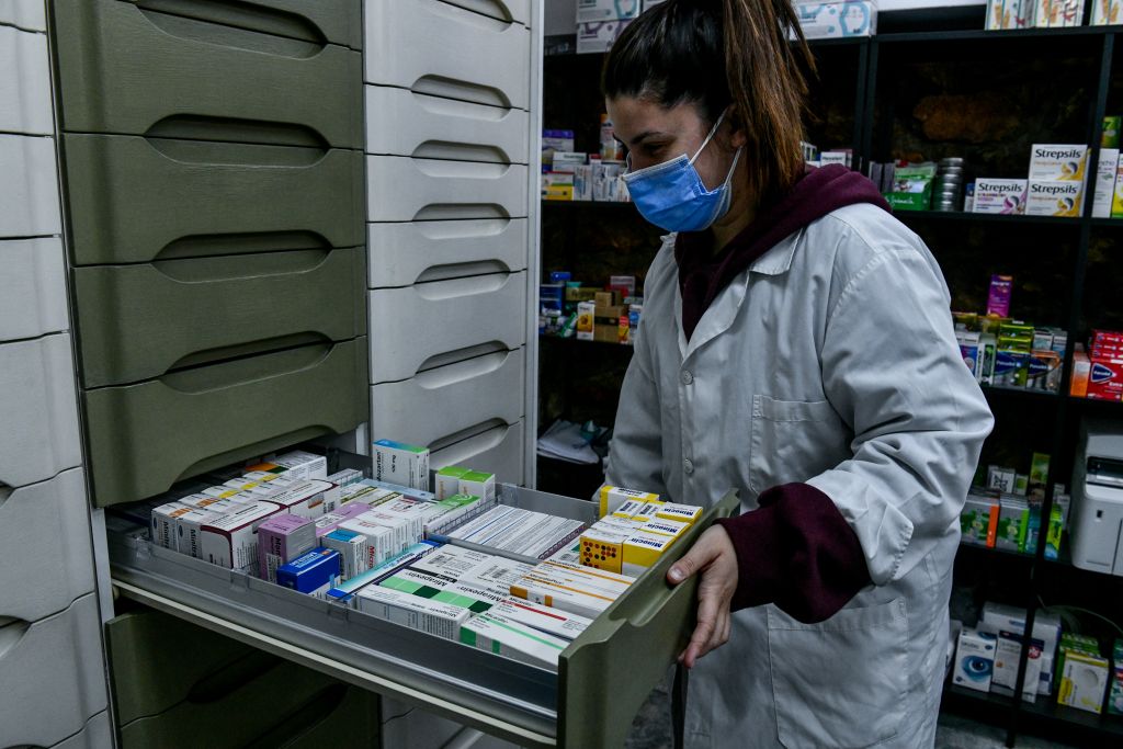 Διαψεύδει ελλείψεις φαρμάκων στην αγορά το υπουργείο Υγείας
