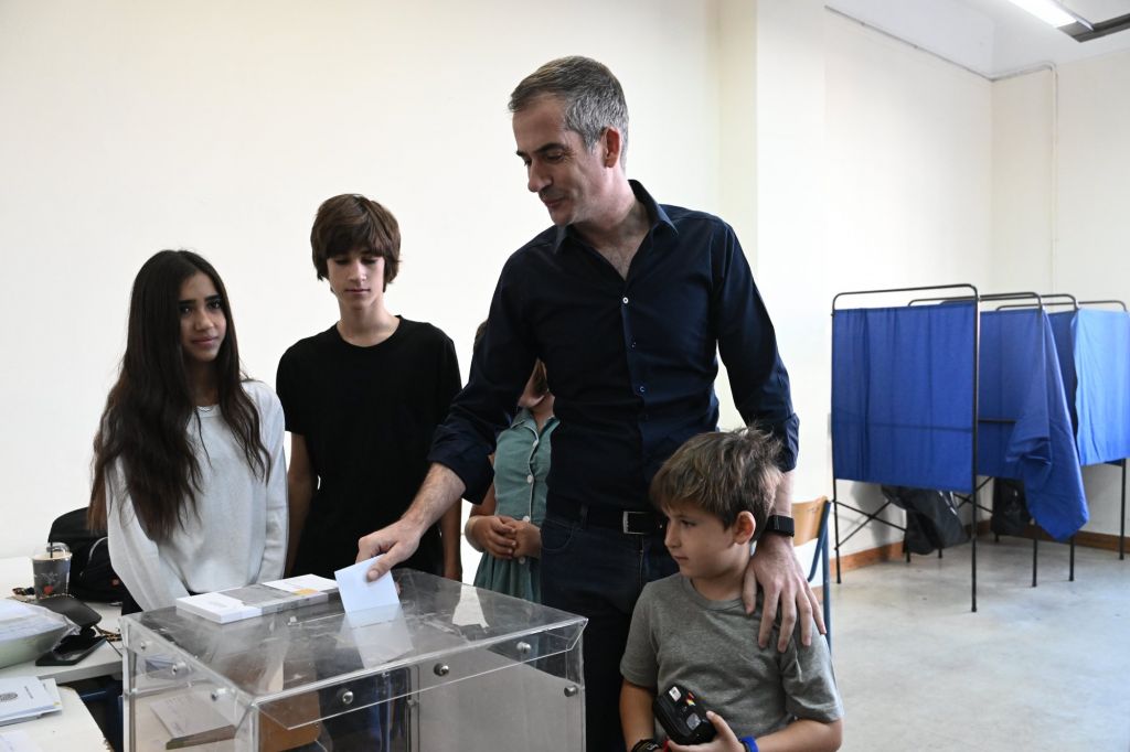 Αυτοδιοικητικές εκλογές: Ψήφισε ο Μπακογιάννης – «Προτρέπω όλους πριν τη βόλτα τους να ψηφίσουν»