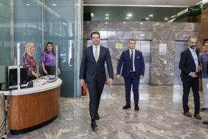 Κινήσεις εξωστρέφειας κάτω από εμφυλιοπολεμικά πυρά