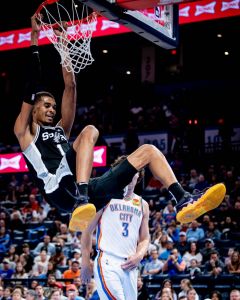 Ηττα των Σπερς στο ντεμπούτο του Γουεμπενγιάμα (122-121) – Νίκες για Λέικερς (129-126) και Νικς (114-107)