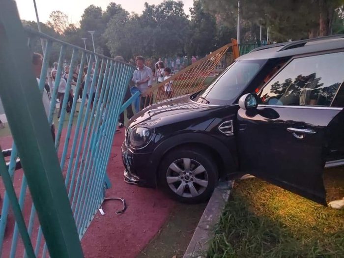 Βουλιαγμένη: Τροχαίο σε παιδική χαρά – ΙΧ έπεσε πάνω στα κάγκελα