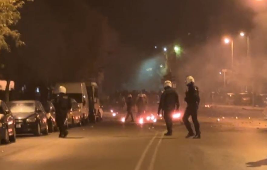 Πανεπιστημιούπολη Ζωγράφου: Σοβαρά επεισόδια με βροχή μολότοφ και χημικών – Στις φλόγες αυτοκίνητα