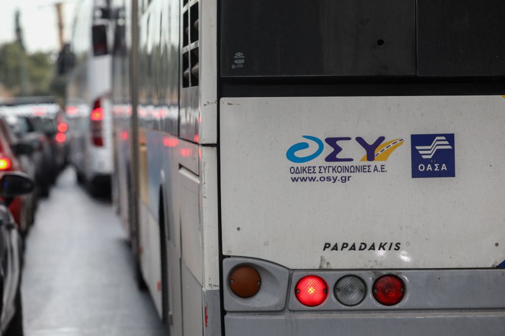 Επίθεση σε λεωφορείο στους Αγίους Αναργύρους: Πέταξαν γλάστρα – Η μαρτυρία του οδηγού