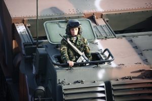 Ελληνίδες στα άρματα – Πάνε «σφαίρα» τα τεθωρακισμένα μέσα στη Θεσσαλονίκη