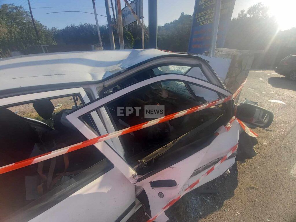 Τροχαίο στην Αθηνών – Σουνίου: Αυτοκίνητο εξετράπη της πορείας του και καρφώθηκε σε τοίχο