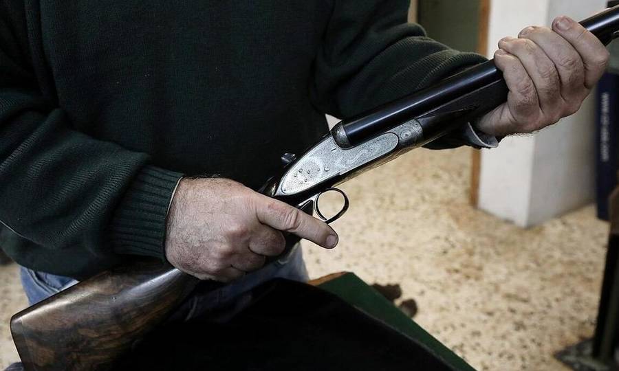 Πυροβολισμοί στα Φάρσαλα: Δεν του έβαζαν τα τραγούδια του στο καφενείο και σήκωσε καραμπίνα