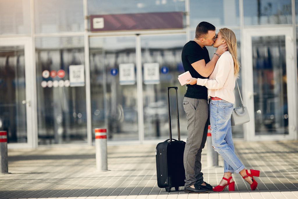 Αποχαιρετισμοί όπως παλιά: Αεροδρόμια επιτρέπουν ξανά τις αγκαλιές συγγενών και επιβατών